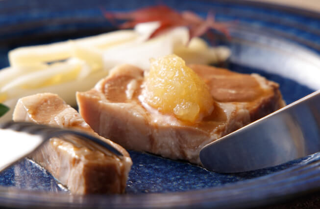 フォンドボーと赤ワインでじっくり煮込んだ三元豚