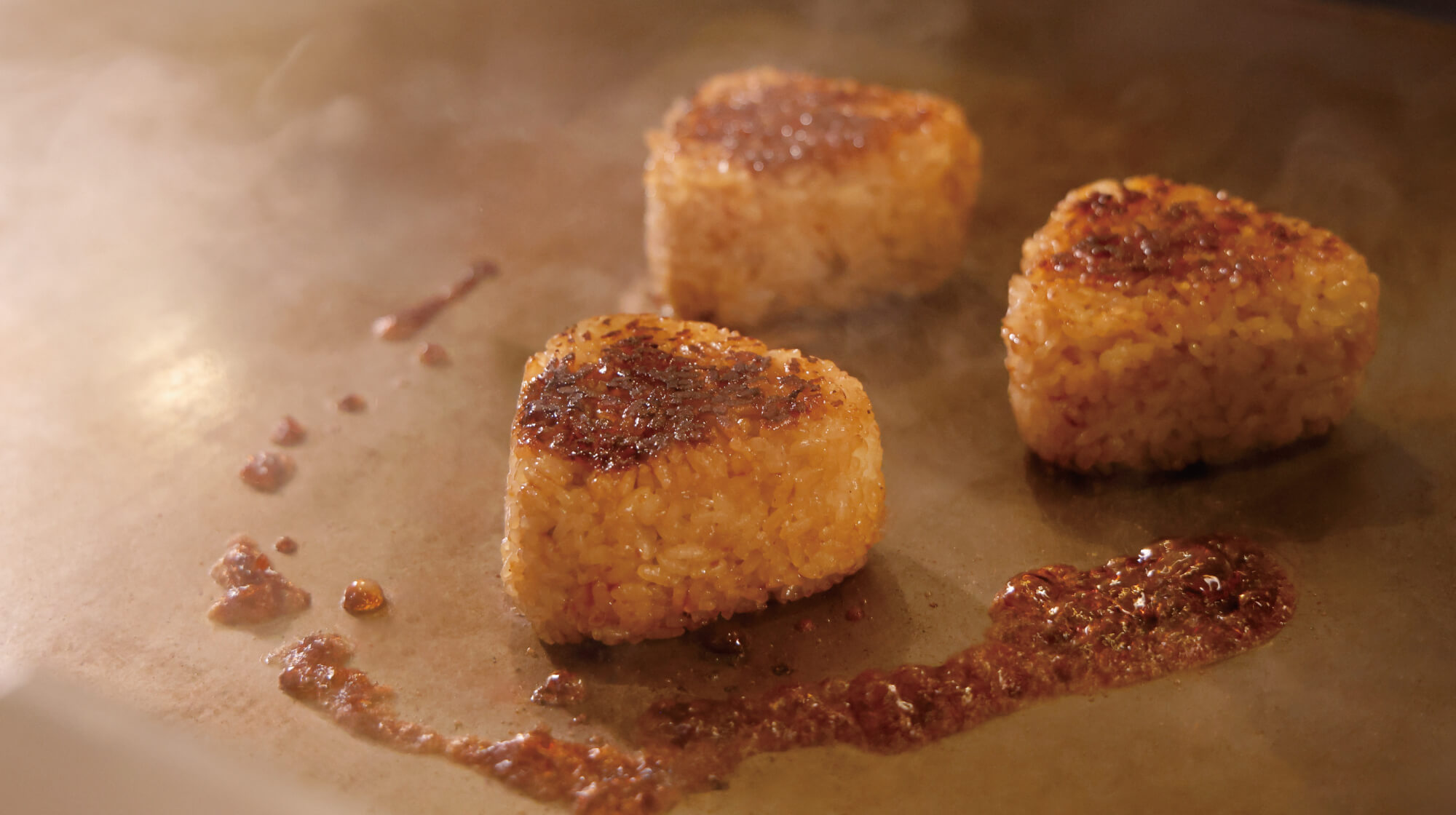 鉄板で香ばしく焼き上げる鉄板焼きおにぎり