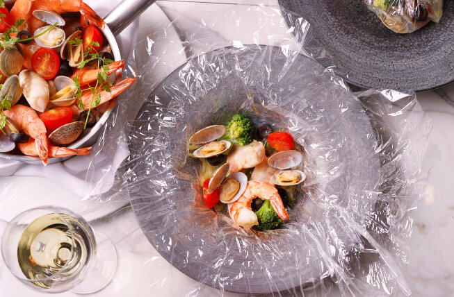 【アンコウのカルトッチョ　ブイヤベース仕立て】 魚介の旨みと香りを閉じ込め、食欲をそそる味わい