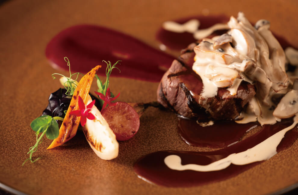 牛フィレ肉のグリル　マデラソースと茸クリーム