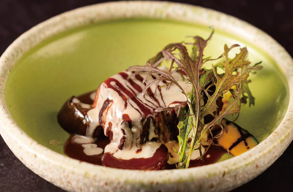 三元豚豚肩ロース肉の赤ワイン煮込み　ゴルゴンゾーラソース