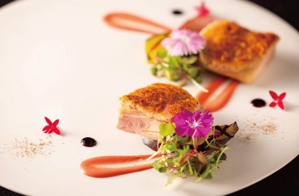 淡路鶏　モモ肉のナッツとチーズパン粉焼き