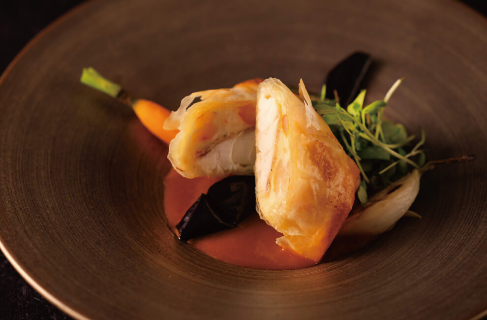 鯛と海老のパートフィロ包み焼き　アメリケーヌソース