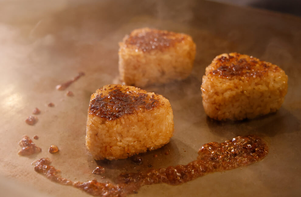 鉄板で香ばしく焼き上げる鉄板焼きおにぎり